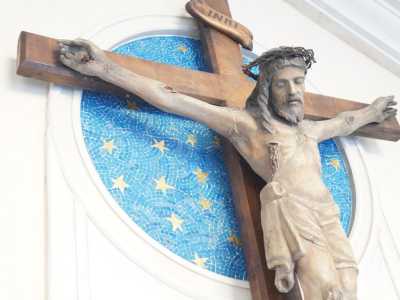 E qui l�ignaro passante, una volta ammirato il crocifisso ligneo del XVI secolo posto sul mosaico di una volta celeste stellata, far� marcia indietro, certo di non essere capitato in una chiesa